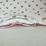 Set lenjerie de schimb 3 piese pentru pătuț, Inimioare roz-gri, margini și cusături