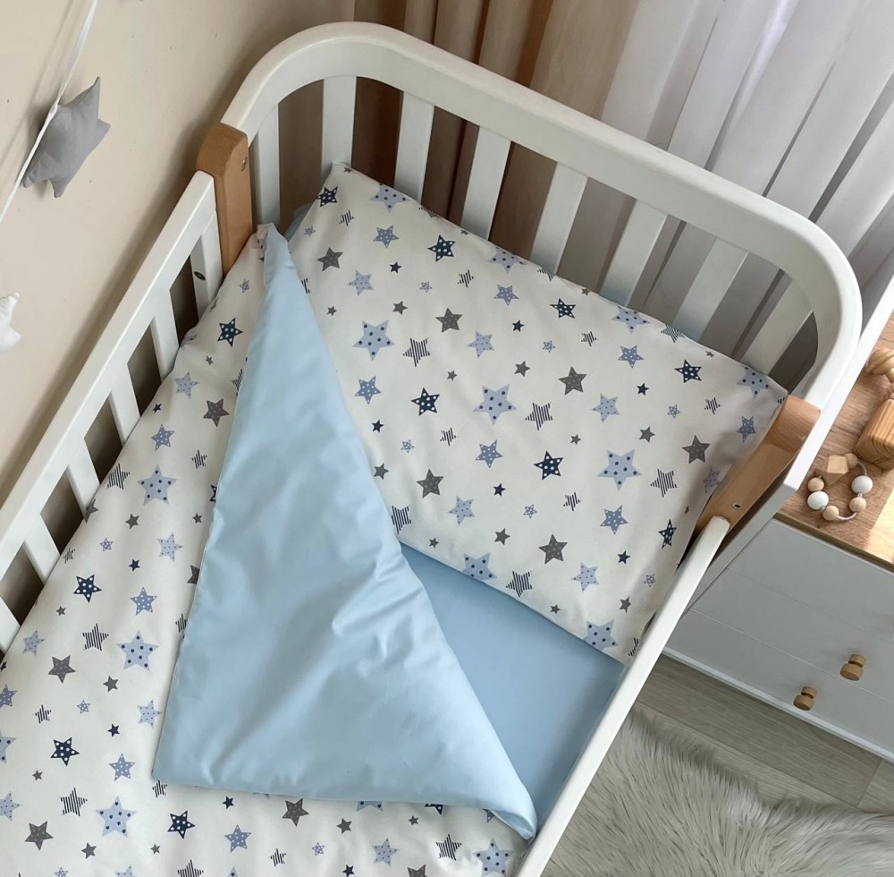 Set lenjerie de schimb 3 piese pentru pătuț, Steluțe albastre, vedere de ansamblu Set lenjerie de schimb 3 piese pentru pătuț, Steluțe albastre, vedere de ansamblu