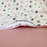 Set lenjerie de schimb 3 piese pentru pătuț, Steluțe roz, textura materialului