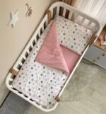 Set lenjerie de schimb 3 piese pentru pătuț, Steluțe roz, vedere de sus