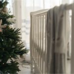Pătuț bebeluși Constanța 120 × 60 cm, finisaj cashmere-antracit, în camera copilului