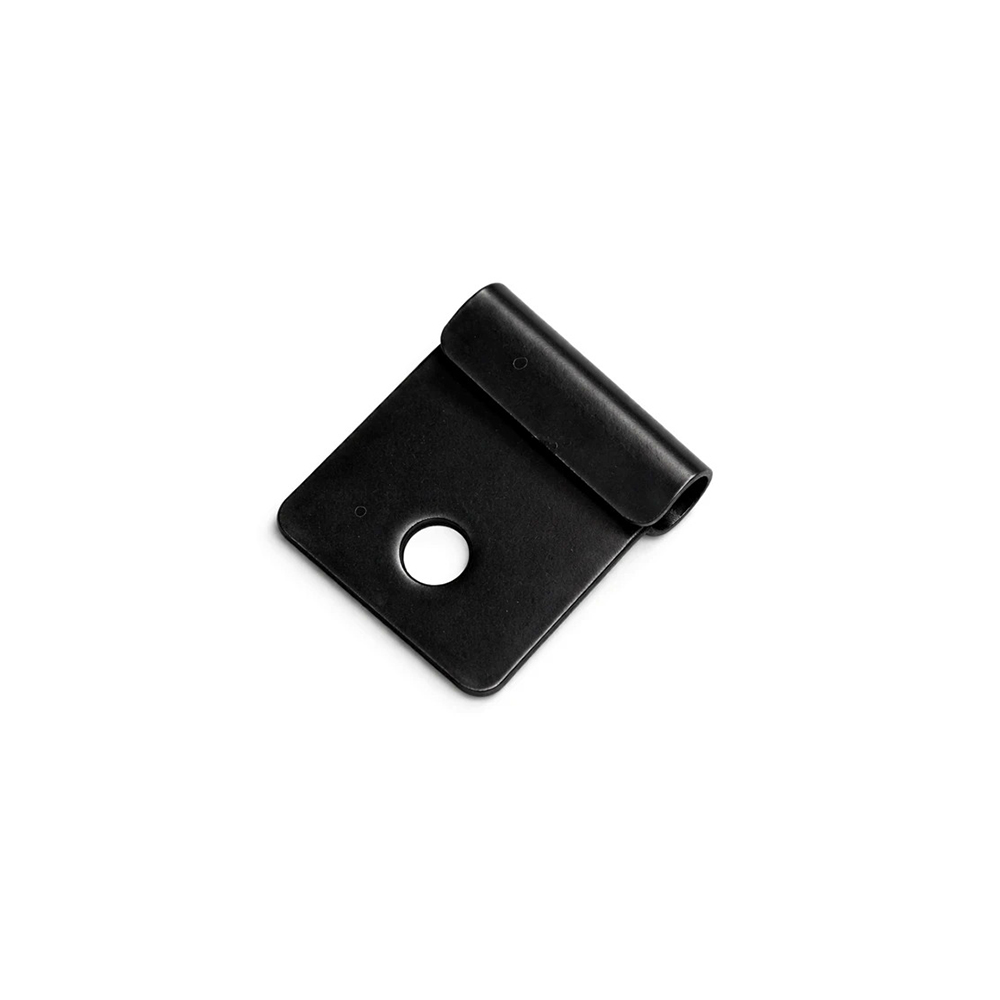 Accesoriu starter negru pentru deck WPC Accesoriu starter negru pentru deck WPC, îndoit, cu orificiu pentru șurub, pe fundal alb