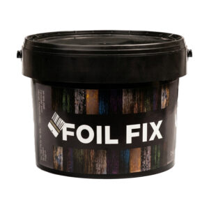 Găleată neagră de adeziv Foil Fix, cu eticheta în dungi colorate, pe fond deschis