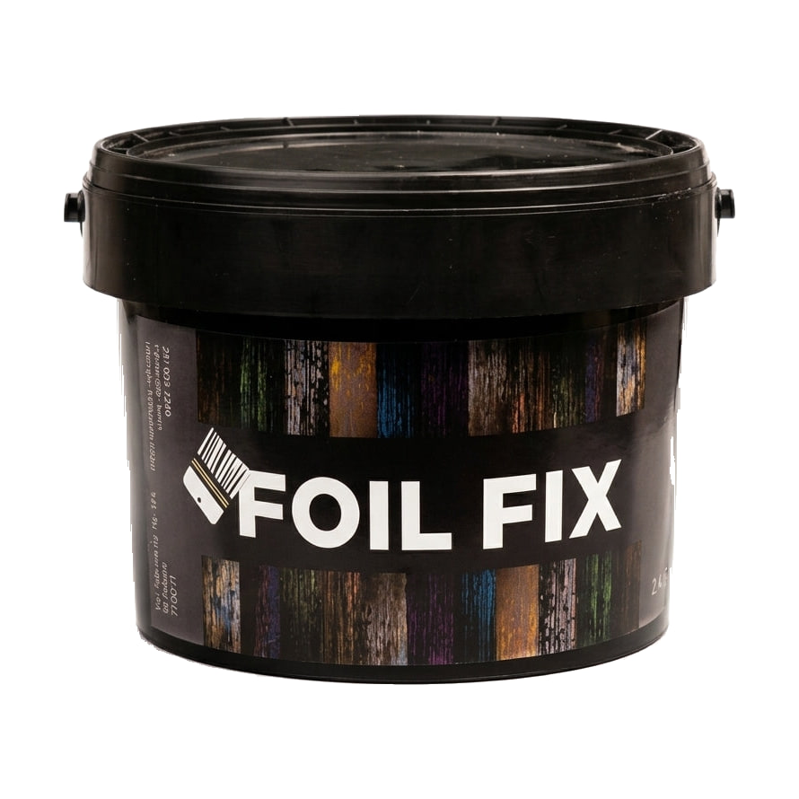 Găleată neagră de adeziv Foil Fix, cu eticheta în dungi colorate, pe fond deschis Găleată neagră de adeziv Foil Fix, cu eticheta în dungi colorate, pe fond deschis
