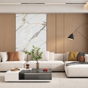 Panou de autocolant RSA06 cu aspect de marmură albă pe peretele unui living, între panouri de lemn