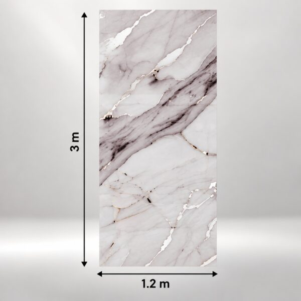 Foaie de autocolant TJ008 cu aspect de marmură Calacatta, fond gri-perlat și nervuri gri-lila, cu cotele de 1,2 × 3 m