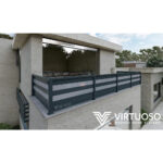 Balcon cu balustradă din aluminiu gri cu lamele orizontale late, la o casă modernă