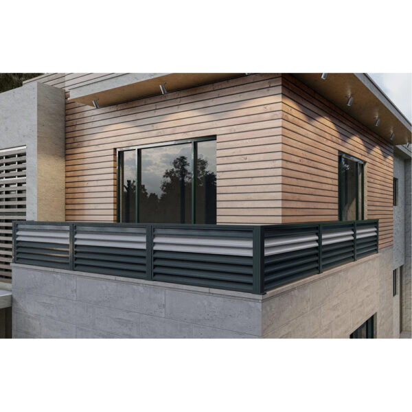 Balustradă jaluzea din aluminiu gri pe balconul unei case cu fațadă placată cu lemn