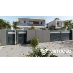 Poartă pietonală și gard cu panouri jaluzea gri, în fața unei case moderne