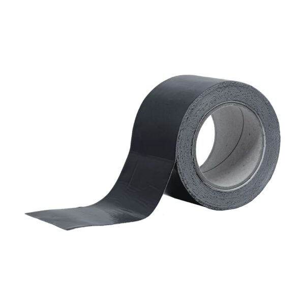 Rolă de bandă de protecție GUMO K neagră, lată, cu capătul desfăcut, pentru acoperirea grinzilor terasei