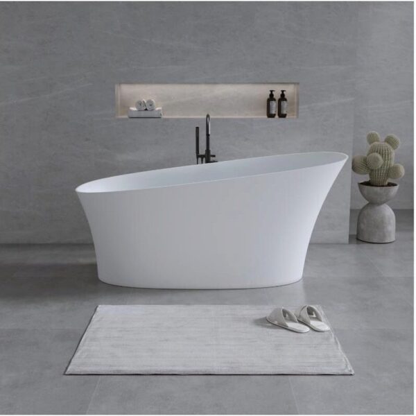 Cadă freestanding 2130320 din compozit alb mat, cu un capăt înălțat, într-o baie cu pereți gri