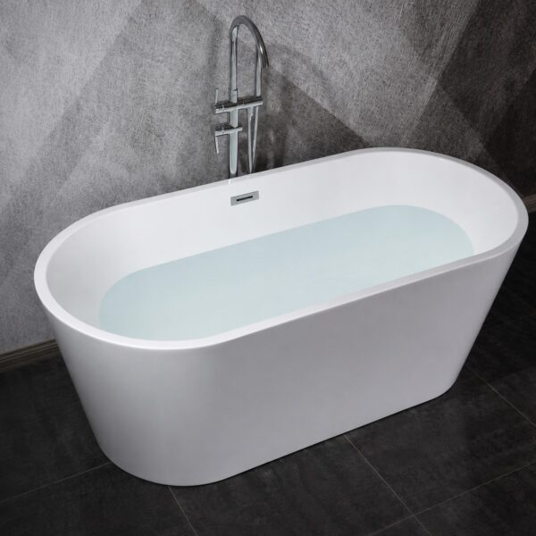 Cadă freestanding 9003 din acril alb lucios, plină cu apă, cu baterie de pardoseală cromată în decor