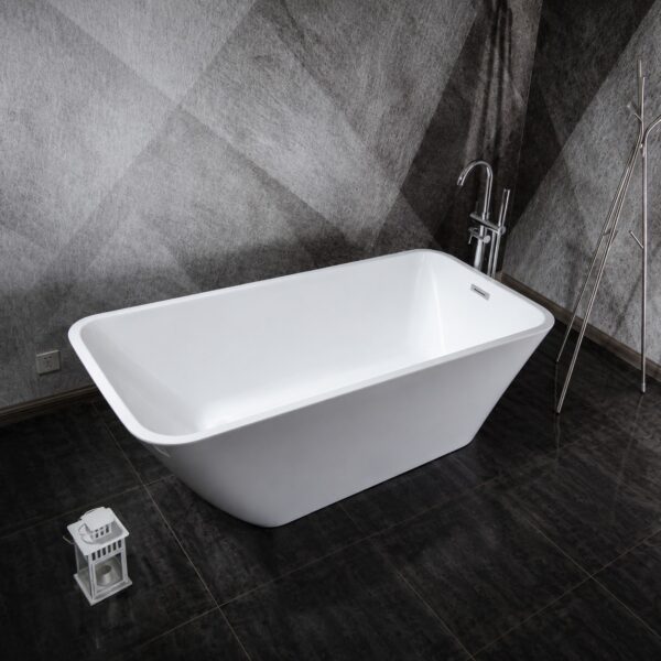 Cadă freestanding dreptunghiulară 9013 din acril alb lucios, vedere din unghi, cu baterie de pardoseală în decor