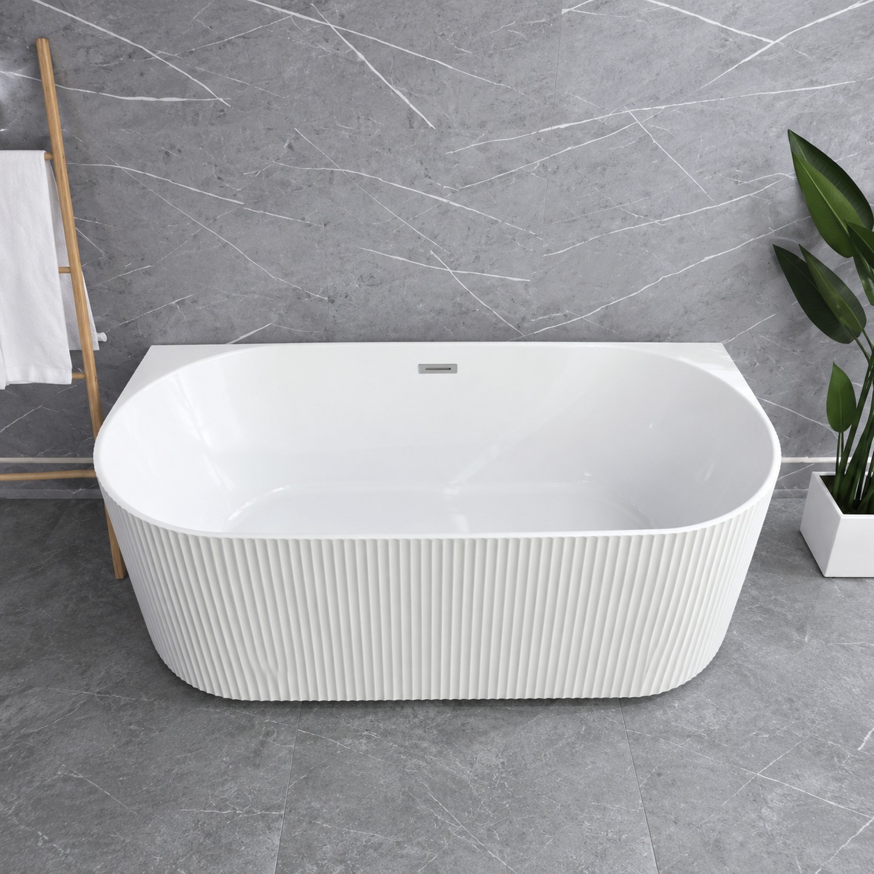 Cadă 9019BT riflată – vedere de sus Cadă freestanding 9019BT din acril alb, cu fața riflată și latura dreaptă lângă perete, vedere de sus