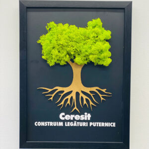 Tablou cu ramă neagră cu un copac cu coroană din licheni verde-lime și rădăcini decupate din lemn