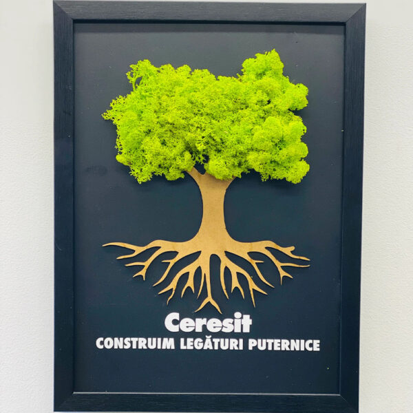 Tablou cu ramă neagră cu un copac cu coroană din licheni verde-lime și rădăcini decupate din lemn