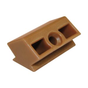 Clemă Profix 2 din plastic maro, cu orificiu central pentru șurub și două lamele care intră în canalele plăcilor