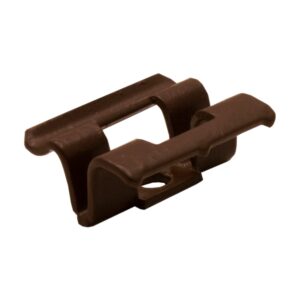 Clip Bamboo X-treme din plastic maro, asimetric, cu două aripi care prind plăcile și orificiu pentru șurub