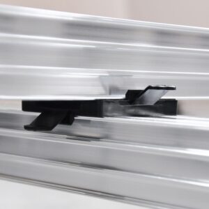 Detaliu cu conectorul Relo KV 56 negru prins cu clic între două profile de aluminiu suprapuse