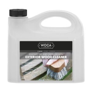 Canistra de 2,5 l Woca Exterior Wood Cleaner, cu eticheta care arată frecarea cu peria a unor șipci de lemn înverzite