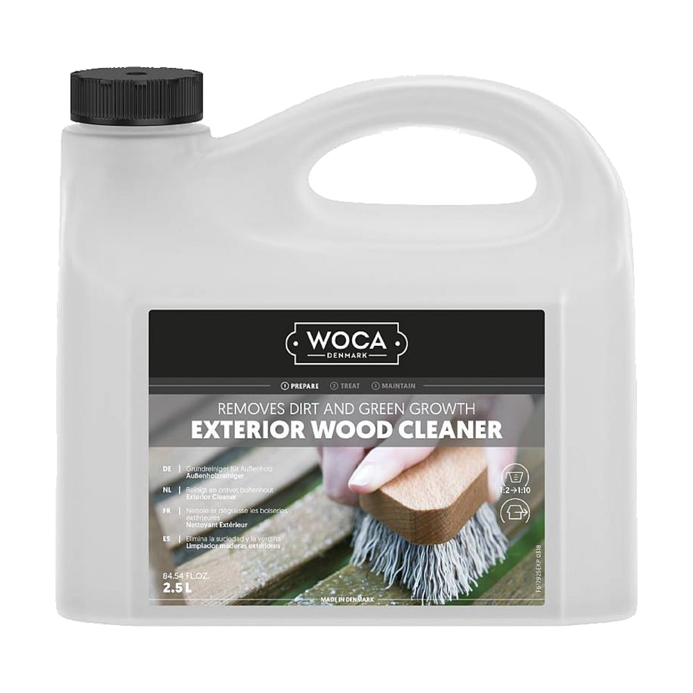 Canistra de 2,5 l Woca Exterior Wood Cleaner, cu eticheta care arată frecarea cu peria a unor șipci de lemn înverzite Canistra de 2,5 l Woca Exterior Wood Cleaner, cu eticheta care arată frecarea cu peria a unor șipci de lemn înverzite