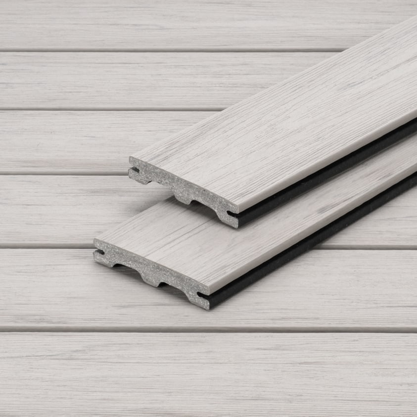 Două plăci UPM ProFi Piazza One Nordic Ash, alb-gri, cu profilul cu canale rotunjite, așezate peste o terasă din același decor Două plăci UPM ProFi Piazza One Nordic Ash, alb-gri, cu profilul cu canale rotunjite, așezate peste o terasă din același decor