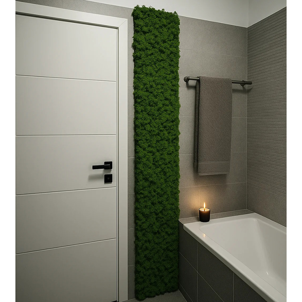 Fâșie decorativă din licheni stabilizați, 180 × 30 cm, în baie Fâșie verticală din licheni verzi pe peretele unei băi, între o ușă albă și o cadă