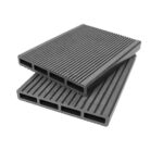 Plăci WPC Ares Soft Strips gri suprapuse, cu golurile interioare la capăt