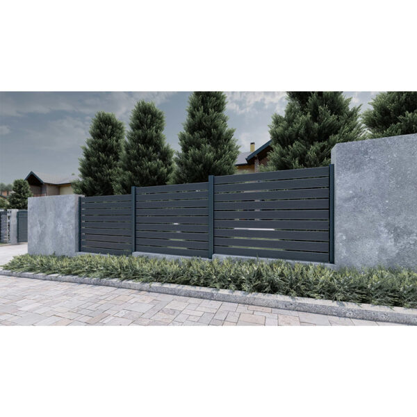 Gard Ares Soft Strips gri intens pe soclu, între stâlpi de beton, lângă o bordură cu plante
