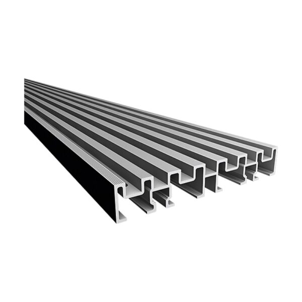 Grilă de ventilație din aluminiu cu suprafața striată antiderapantă și canale în formă de U între nervuri, în perspectivă