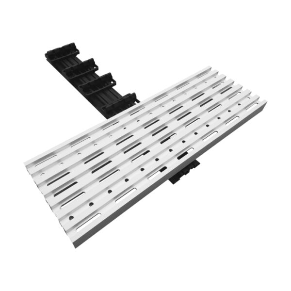 Grilă de ventilație din aluminiu cu nervuri, fante și găuri, așezată peste o șină neagră cu cleme, în randare albă