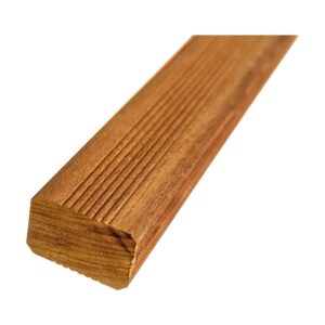 Grindă de substructură din Redwood, cu fața de sus riflată în caneluri longitudinale și capătul tăiat drept, pe fundal alb