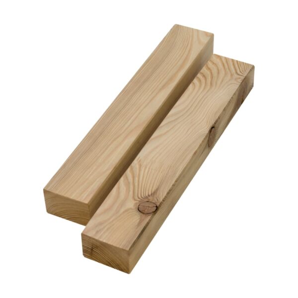 Două grinzi de substructură din larice siberian, de culoare deschisă, rindeluite, cu un nod rotund pe una dintre fețe