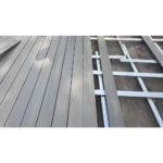 Plăci de decking montate pe o substructură din grinzi de oțel zincat, în timpul lucrării