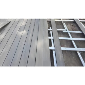 Plăci de decking montate pe o substructură din grinzi de oțel zincat, în timpul lucrării