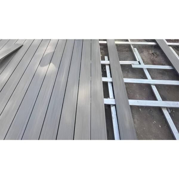 Plăci de decking montate pe o substructură din grinzi de oțel zincat, în timpul lucrării