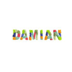 Litere volumetrice din licheni colorați care formează numele DAMIAN, pe fundal alb