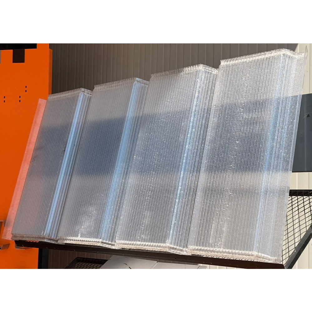 Luminatoare cu 5 cute în depozit Luminatoare din policarbonat transparent cu 5 cute, stivuite pe un raft de depozit