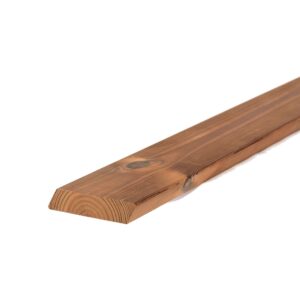 Capătul unei șipci Luna Parallelogram SSS de 20 × 92 mm, din pin tratat termic brun-caramel, cu laturile oblice și un nod pe față