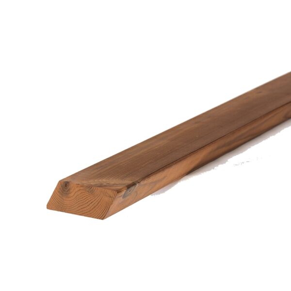 Șipcă groasă Luna Parallelogram SSS de 26 × 68 mm, din pin tratat termic brun, cu capătul în paralelogram și inelele anuale vizibile