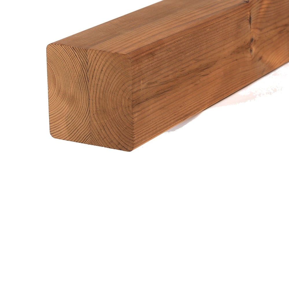 Capătul stâlpului Luna Post de 88 × 88 mm, din pin tratat termic brun-caramel, cu linia de încleiere dintre lamele și muchii rotunjite Capătul stâlpului Luna Post de 88 × 88 mm, din pin tratat termic brun-caramel, cu linia de încleiere dintre lamele și muchii rotunjite