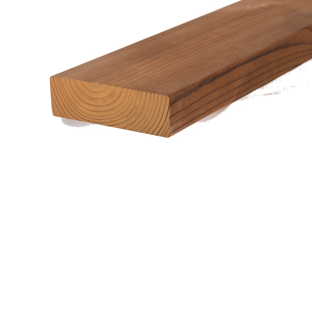 Prim-plan pe capătul unei șipci Luna SHP 42×140 din pin tratat termic, brun-caramel, cu inelele anuale și colțuri rotunjite Prim-plan pe capătul unei șipci Luna SHP 42×140 din pin tratat termic, brun-caramel, cu inelele anuale și colțuri rotunjite