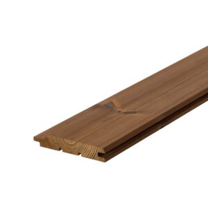 Scândură Luna UTV de 19 × 117 mm din pin tratat termic brun închis, cu un nod pe față și profilul cu canale vizibil la capăt