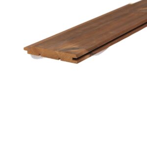 Scândură Luna UTV de 19 × 140 mm din pin tratat termic brun, cu margini teșite, canal de nut și două canale pe spate, de aproape