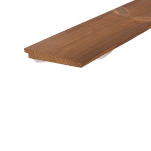 Scândură Luna UYLS de 20 × 140 mm din pin tratat termic brun-roșcat, cu fața rindeluită și fibra dreaptă, fotografiată de aproape
