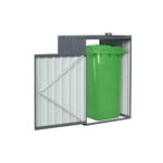 Magazie MultiBin gri antracit cu ușa deschisă și un tomberon verde de 240 L înăuntru