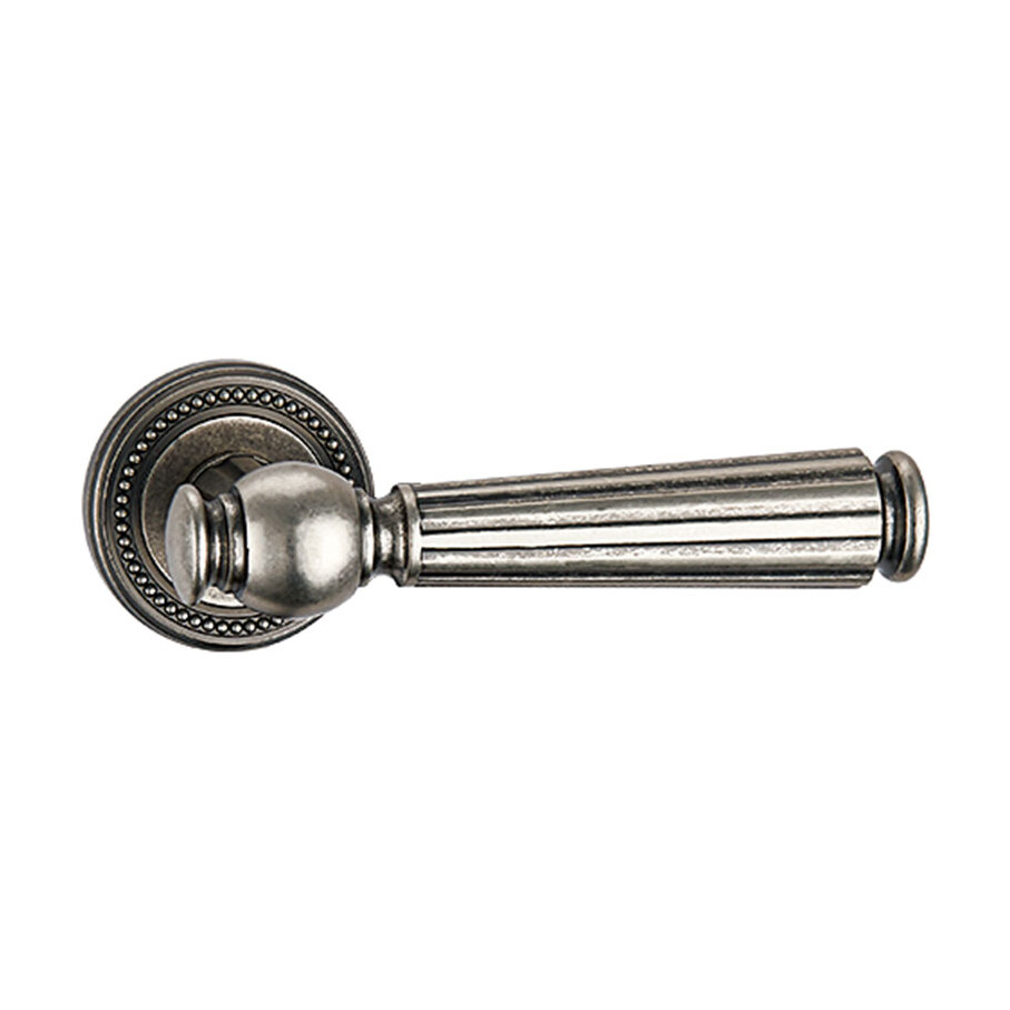 Mâner ușă Antique din zinc, argint antichizat LF, rozetă rotundă (Z5-76Z159) Mâner de ușă Antique din zinc, argint antichizat, cu manetă canelată și rozetă rotundă cu perle, pe fundal alb