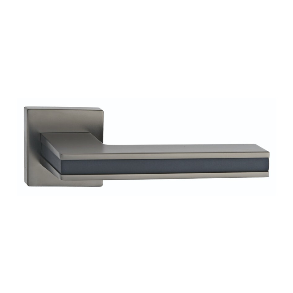 Mâner ușă Black Line din zinc, nichel negru, rozetă pătrată (Z5-71Z175) Mâner de ușă Black Line din zinc, nichel negru, cu bandă închisă pe fața manetei și rozetă pătrată, pe fundal alb