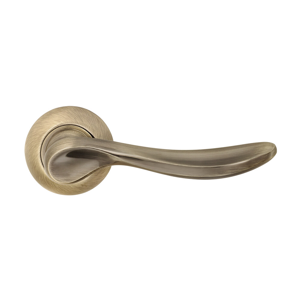 Mâner ușă Classic din zinc, alamă antichizată, rozetă rotundă (A2-5238) Mâner de ușă Classic A2-5238 din zinc, alamă antichizată, cu manetă curbată în S și rozetă rotundă periată