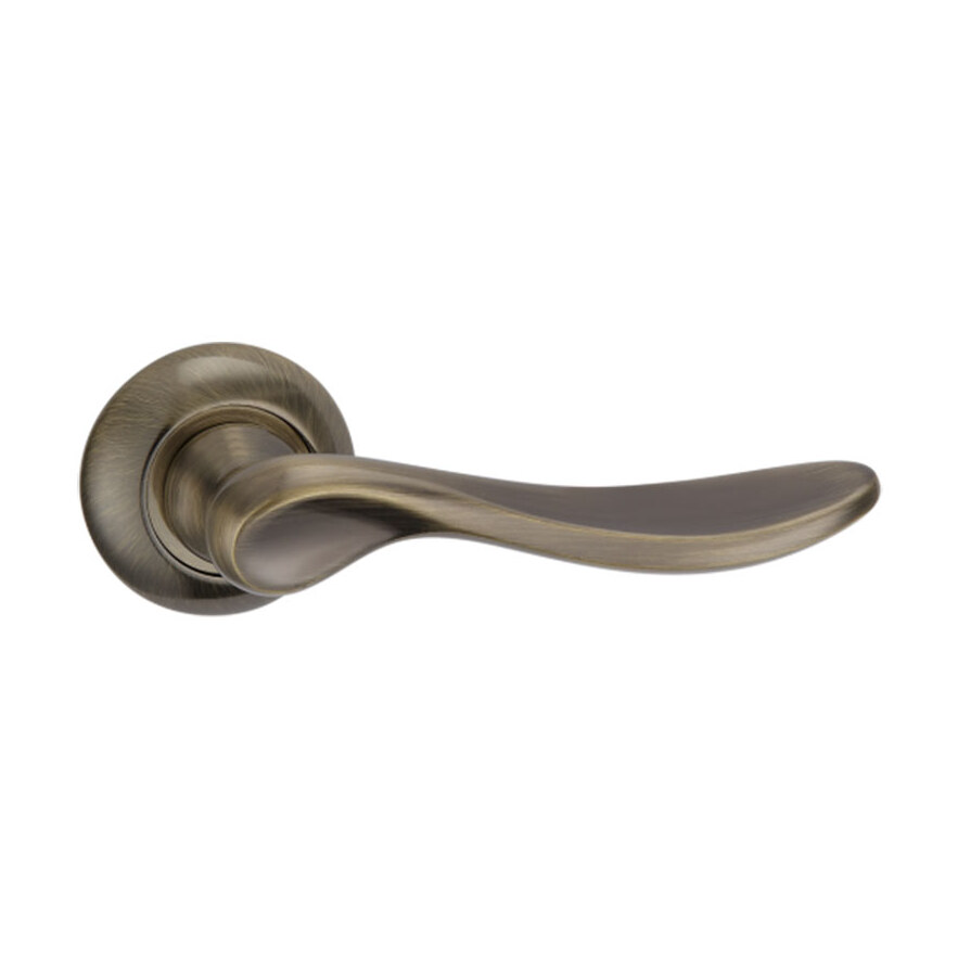 Mâner ușă Classic din zinc, alamă antichizată, rozetă rotundă (A2-5239) Mâner de ușă Classic A2-5239 din zinc, alamă antichizată în ton închis, cu manetă curbată în S și rozetă rotundă